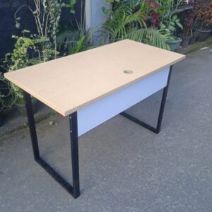 Meja kantor minimalis