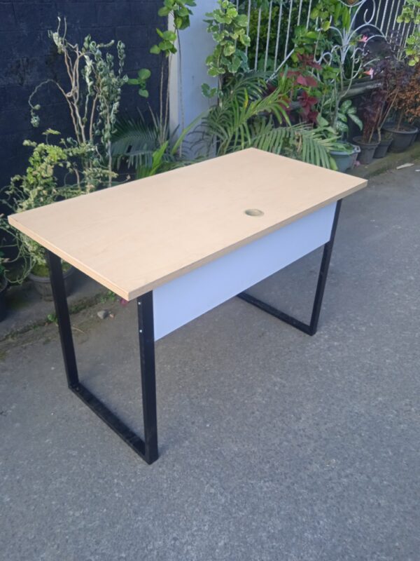 Meja kantor minimalis
