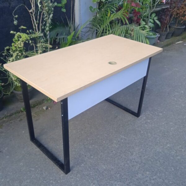 Meja kantor minimalis